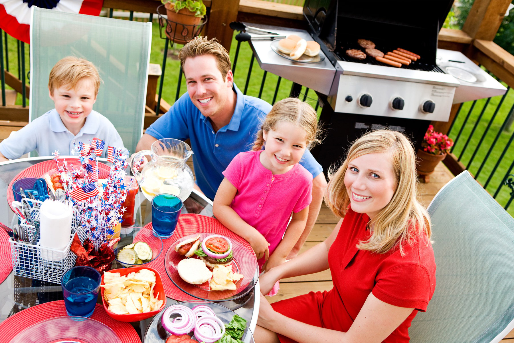 Th holidays. Семья гриль. Флаг семьи. Family Picnic.